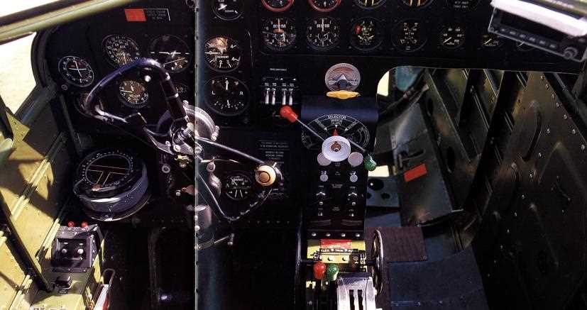 Внутри кабины самолета. Интерьер кабины английских самолетов времен Второй мировой войны.